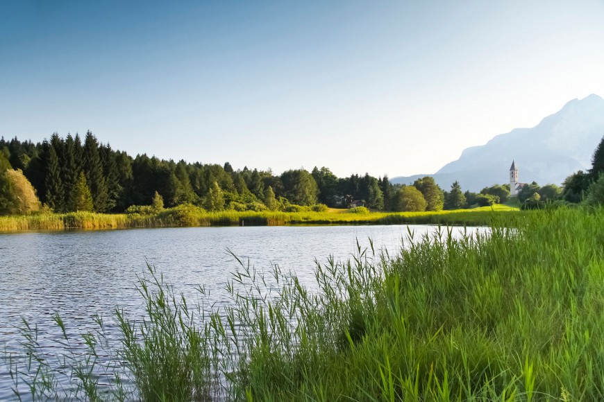 Der Fennberger See im Südtiroler Unterland ist ein sehr beliebtes Wanderziel und Badesee in den Sommermonaten. Seit 1977 steht er übrigens unter Naturschutz.