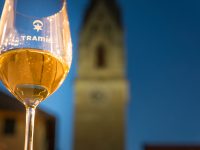 Weinglas_Weinstrasse_Kirchturm_Weisswein