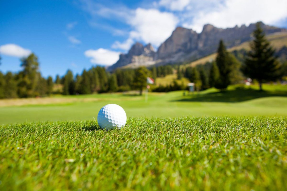 Golfball in der Anlage Carezza - Karerpass